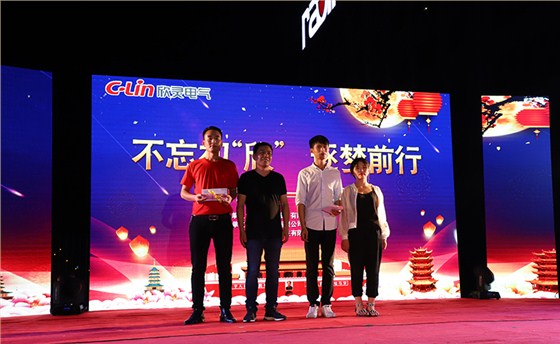 總經(jīng)理張彭春為獲獎節目頒獎