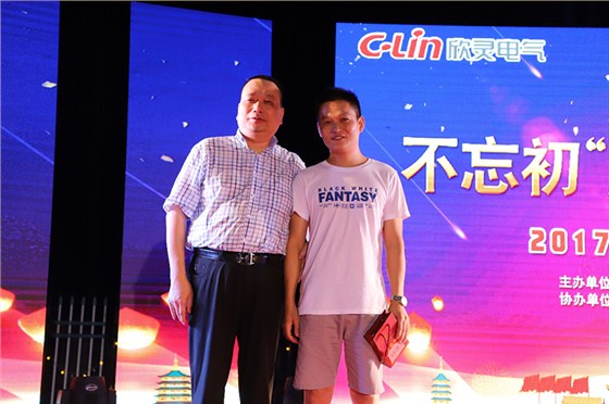 董事長(cháng)胡志興為獲大獎員工頒獎