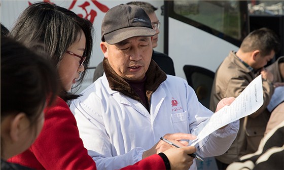 醫護人員為獻血志愿者答疑