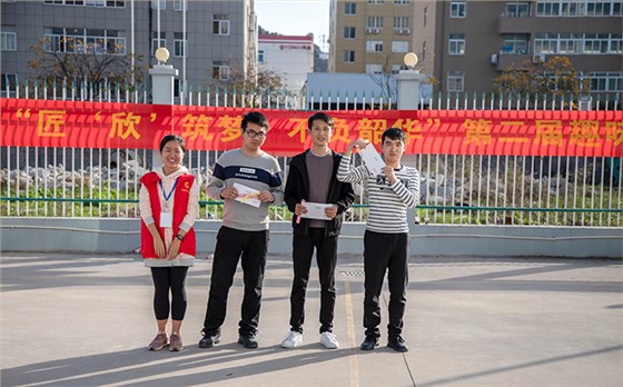 工會(huì )主席胡伊佳（左一）為五人六足獲獎隊伍頒獎
