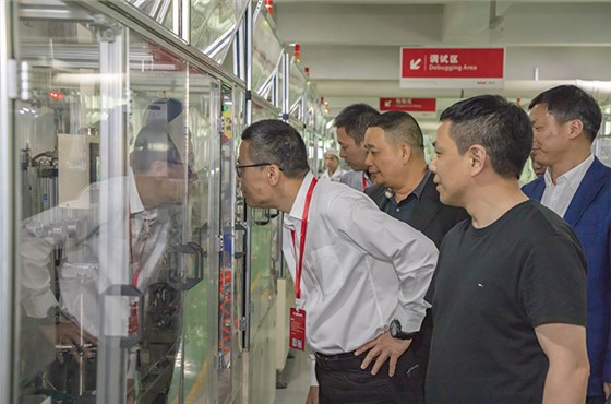 徐海嚴副市長(cháng)參觀(guān)生產(chǎn)設備