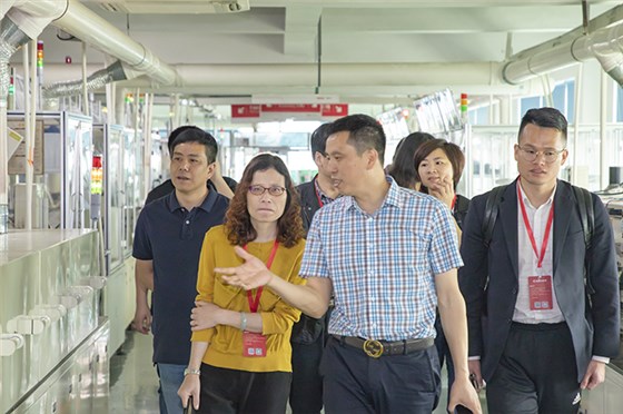 省經(jīng)信廳副處長(cháng)鄭閩紅一行參觀(guān)欣靈車(chē)間