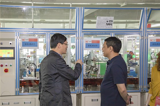 總裁張彭春與調研組領(lǐng)導交流