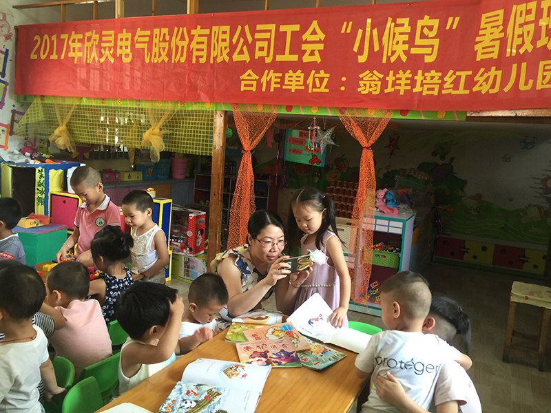 欣靈工會(huì )委員施云莉和小朋友們互動(dòng)