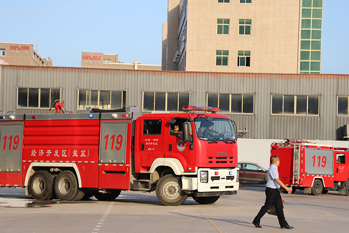 消防車(chē)引導入廠(chǎng)