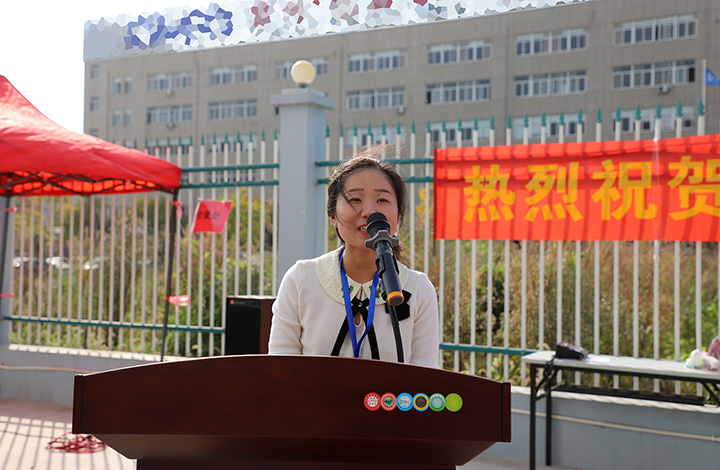 欣靈工會(huì )主席胡伊佳女士宣布運動(dòng)會(huì )開(kāi)始