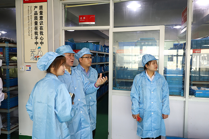謝青勛老師回訪(fǎng)欣靈電氣