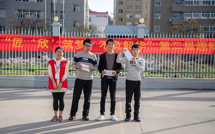 工會(huì )主席胡伊佳（左一）為五人六足獲獎隊伍頒獎