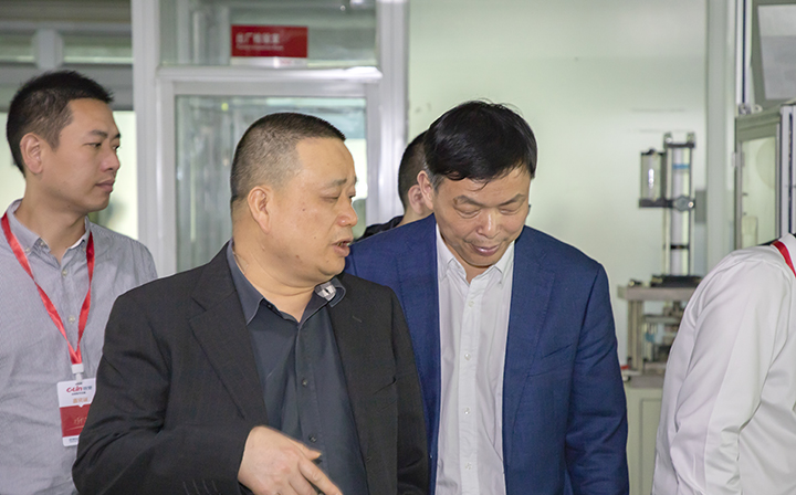欣靈董事長(cháng)胡志興與調研組領(lǐng)導現場(chǎng)交流